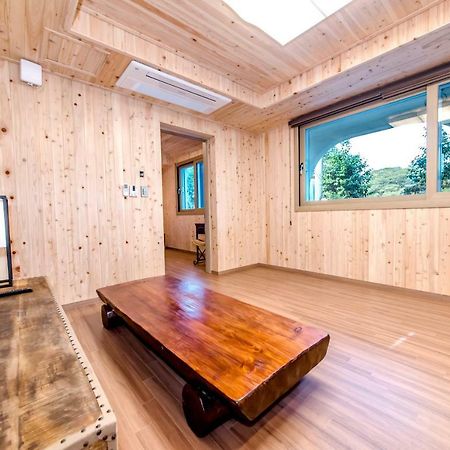 Dongbackdongsan Pension Jeju Bagian luar foto